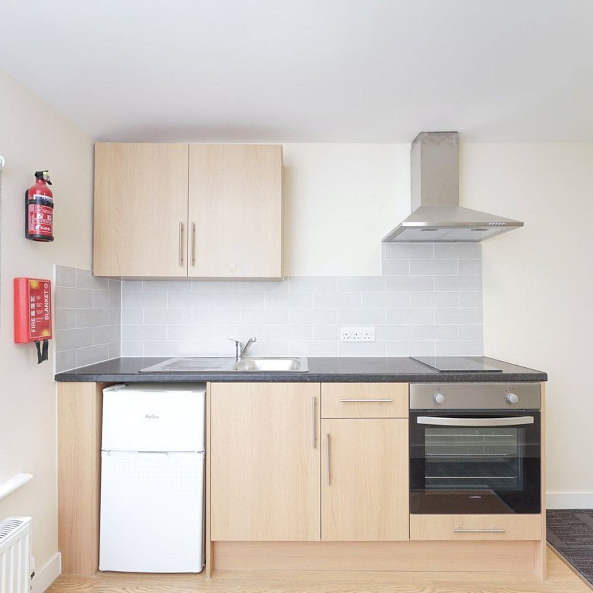 Room 8, 5a Church Street, Esher, Surrey, KT10 flat to rent - Photo 1