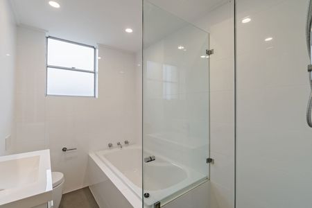 MODERN TWO BEDROOM APARTMENT - Photo 4