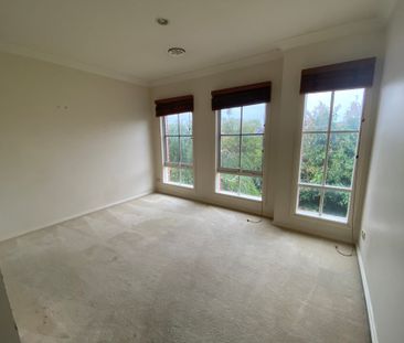 Spacious, Three Bedroom Townhouse in the Heart of Kew - Photo 4