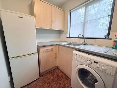 Kingston Upon Thames, Surrey, KT2 - Photo 5