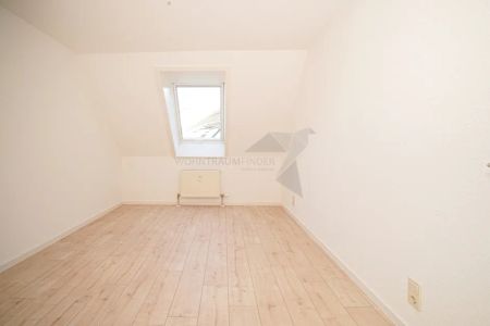 !! NEU sanierte 3 Raum DG-Wohnung mit großem Wohn-Koch-Essbereich, Aufzug und TG-Stellplatz !! - Foto 2