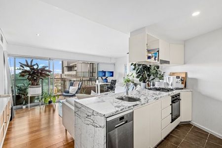 Furnished One Bedroom Apartment with Sweeping Harbour & District Views - Photo 4