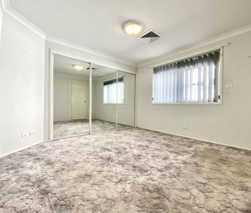 SPACIOUS 3 BEDROOM DUPLEX IN PRIME, FAMILY FRIENDLY LOCATION! - Photo 4