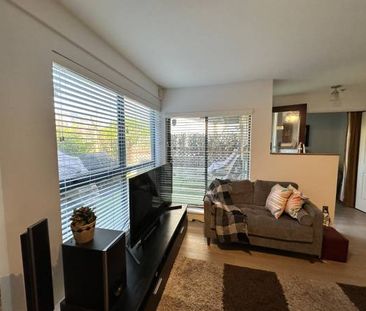 Vancouver Townhouse + patio fully furnished in Fairview Slopes - Photo 2