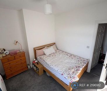 1 bedroom in a flat share to rent - Photo 3