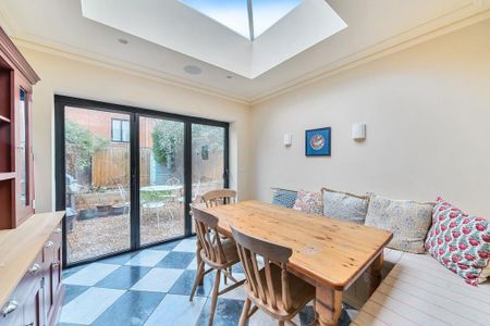 4 bedroom semi-detached house to rent - Photo 3