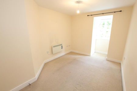 Abingdon Court, Woking - 2 bedrooms Property for lettings - Seymours - Photo 4
