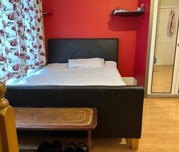 double room to let located in seven kings- £850 pcm - Photo 1