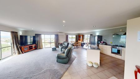 Kelvin Grove - 4 Bedrooms - Photo 4