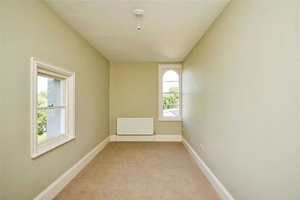 Newly refurbished family home in convenient location - Photo 1