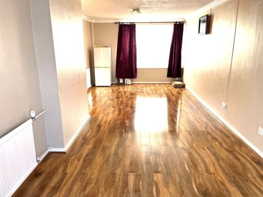 3 bedroom Mid Terraced House - Coventry Close, Stevenage - Photo 1