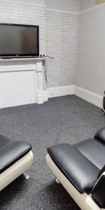 4 bedroom flat to rent - Photo 4