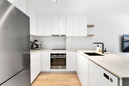 Spacious Apartment with Large Courtyard in the Heart of Kensington! - Photo 4