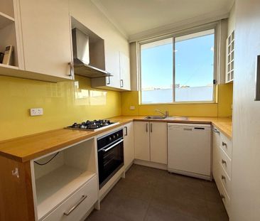 Top floor apartment in Coburg central - Photo 5