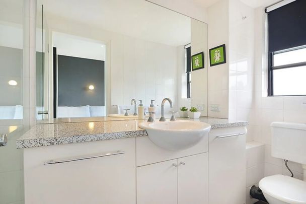 Fully renovated bright one bedroom with parking - Photo 1