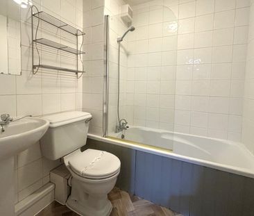 Raglan Road, WokingProperty for lettings - Seymours - Photo 3