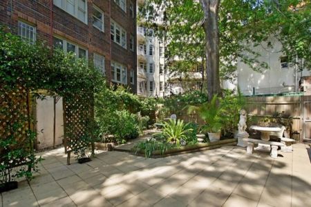 Spacious and bright studio apartment in excellent location - Photo 4