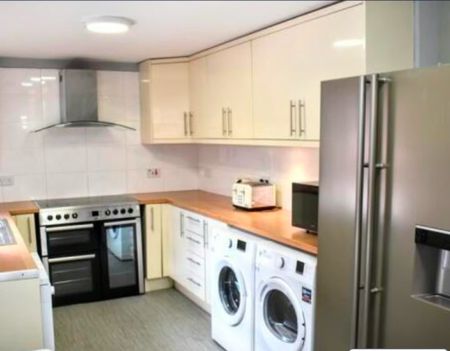 Room in a Shared House, Moseley Road, M14 - Photo 3