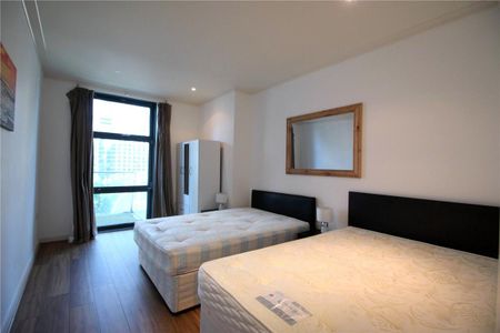 2 bedroom flat in 2 South Quay Square - Photo 5