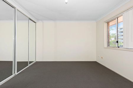 SPACIOUS UPDATED 2 BEDROOM TOWNHOUSE! GREAT LOCATION! - Photo 2