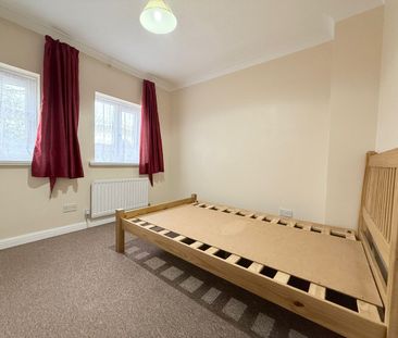 Kestrel Close, London, NW9 - Photo 3