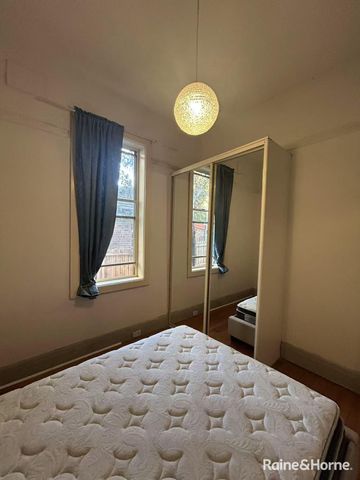 Charming studio/1-bedroom just 900m to Roseville Station & shops - Photo 3