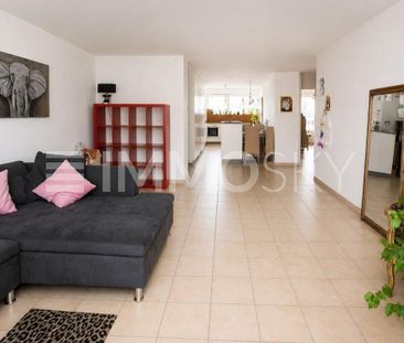 Living with a sunny balcony and a family-friendly community - Photo 1