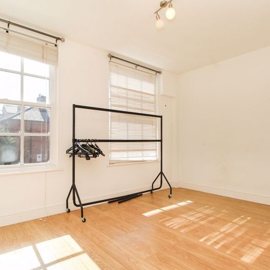 The Crescent, Bedford - Photo 1