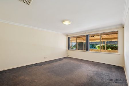 Comfortable Family Living with Plenty of Space - Photo 4