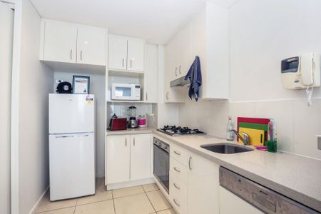 Modern Apartment with Stunning Views in Southport - Photo 5