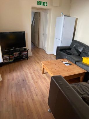 Room in a Shared House, College Road, RG6 - Photo 1