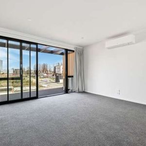 CITY CENTRE – 3 BEDROOM, 2 BATHROOM, SINGLE GARAGE - Photo 2