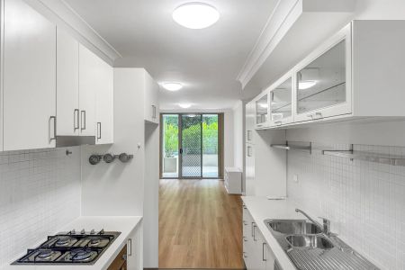 Updated & Spacious 2-Bedroom Apartment in a Prime Location - Ground Floor! - Photo 5