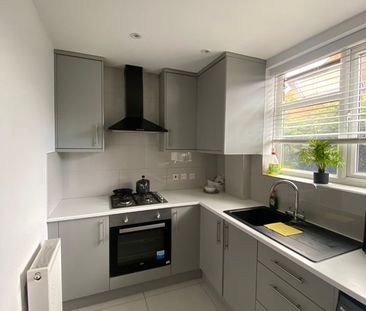 Room in a Shared Flat, Rowan Court, SE12 - Photo 2