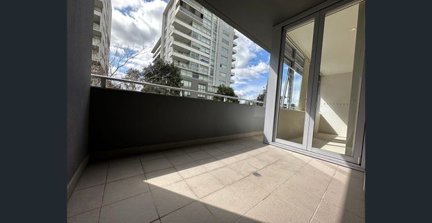 Near new apartment next to Macquarie Metro and Westfield!! - Photo 1