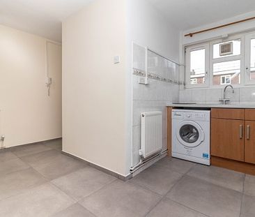 Recently refurbished 3 bedroom flat in Old Street - Photo 6