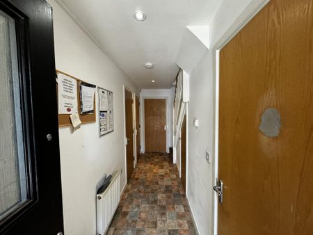 4 bedroom semi-detached house to rent - Photo 3