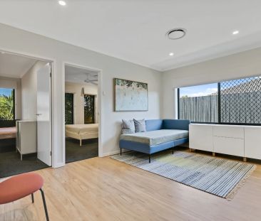 Spacious Poolside Family Home – Fully Furnished - Photo 5