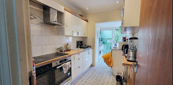 1 bedroom in a house share to rent - Photo 2