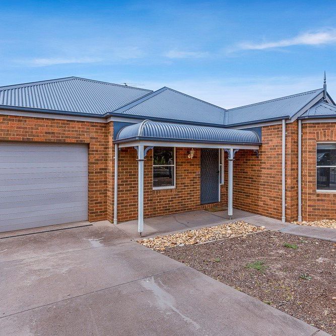 92 Oakview Parade, Caroline Springs VIC 3023 - Photo 1