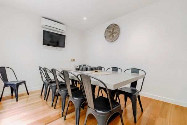 3 People's Room - Photo 1