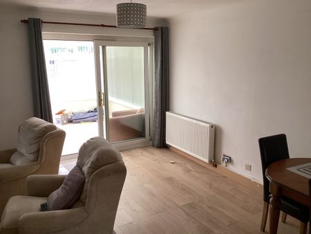 3 Bed Semi-Detached House, St. Andrews Close, LU1 - Photo 2