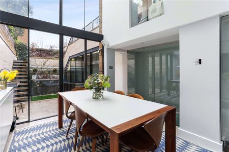 An exceptional period house ideally located on one of Chelsea's most desirable garden squares. - Photo 4