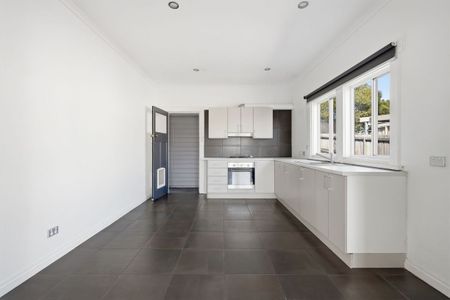Three Bedroom Family Home - Photo 4