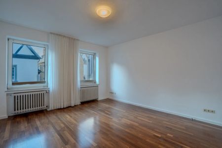 Direkt im Zentrum: 4-Zimmer-Wohnung mit großzügiger Terrasse und viel Wohnfläche - Foto 3