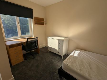 5 Bed Semi-Detached House, Beeston Road, NG7 - Photo 2