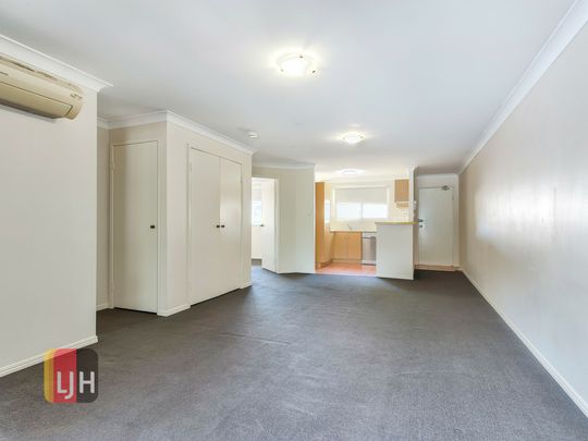 AIR CONDITIONED, 2 BEDROOM APARTMENT IN NEWMARKET - Photo 1