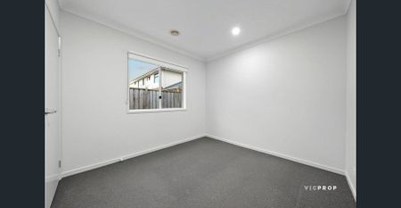 Stylish & Contemporary Family Home in Prime Williams Landing Location - Photo 4