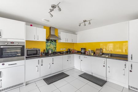 4 bedroom semi-detached house to rent - Photo 4