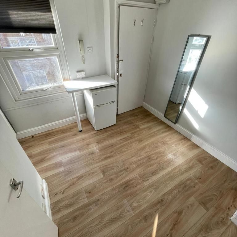 Studio to rent - Photo 1